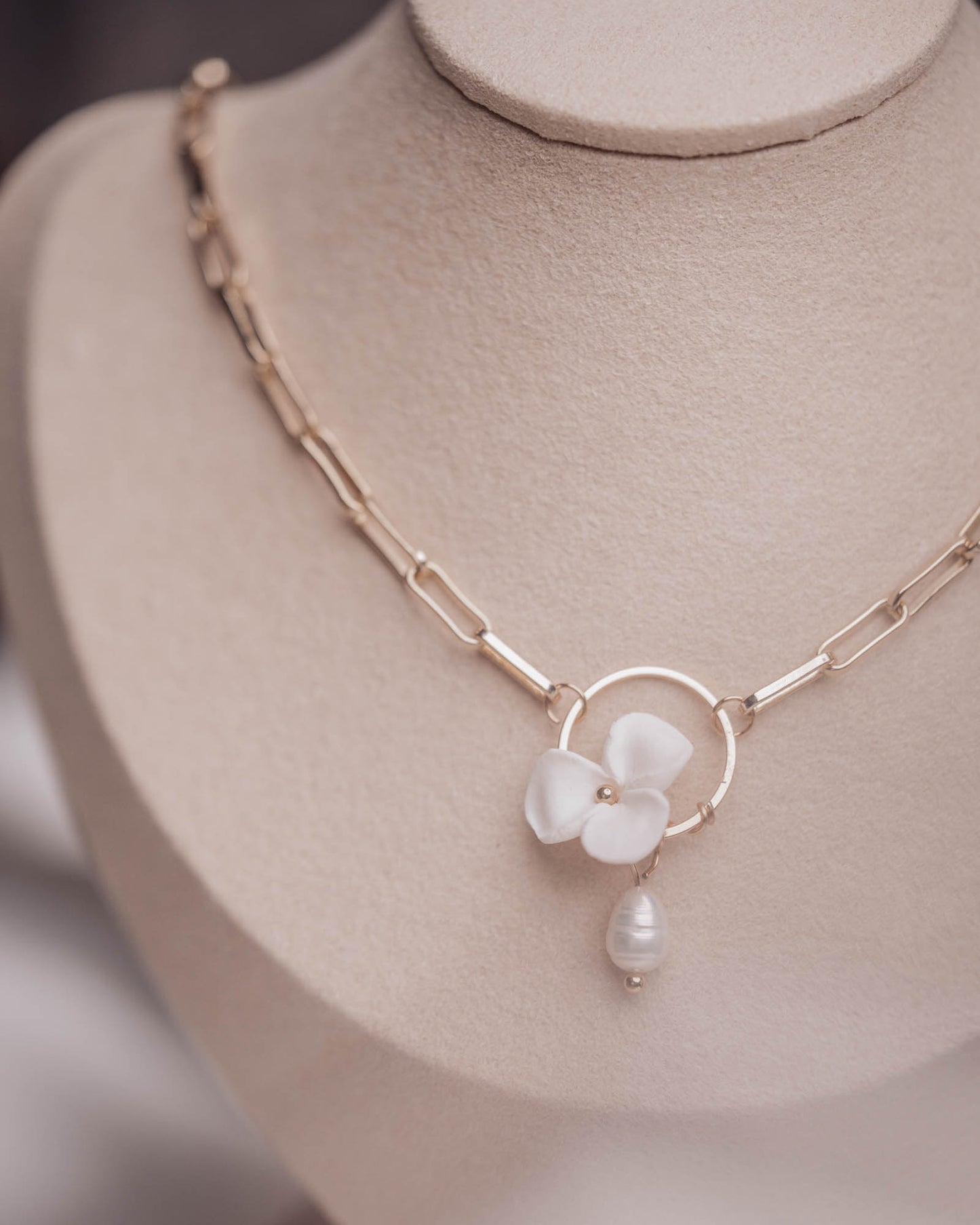 Fresh Water Pearl with a white flower Necklace 'Mila'• Modern Necklace • Holiday Necklace • Everyday Necklace